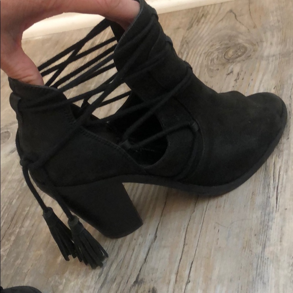 Leather shoes with tassels